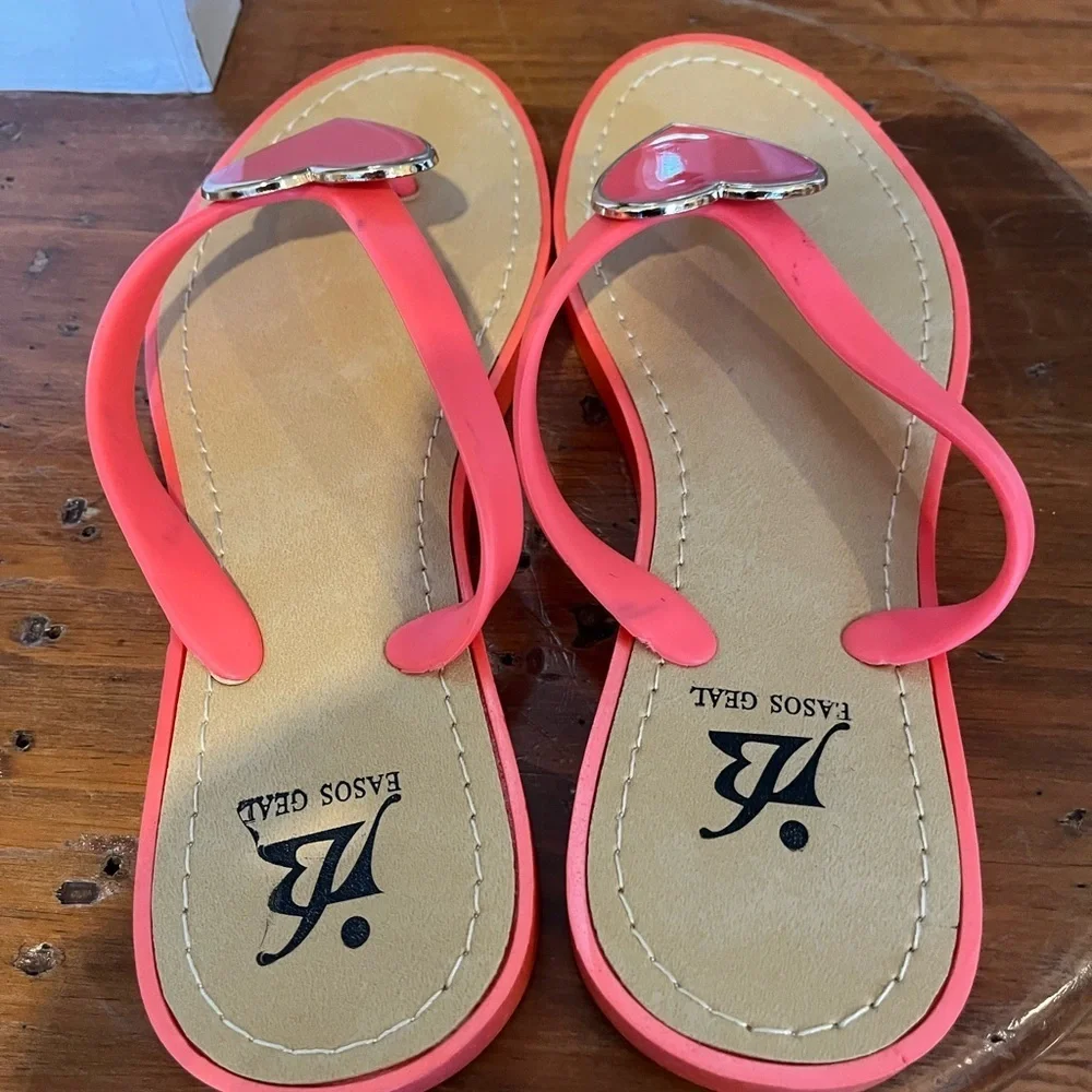 Playful Pink Heart Sandals for Summer - Picture 3 of 10